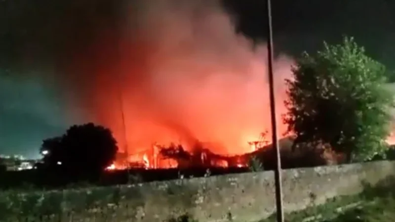 Greater Noida fire news: टेंट के गोदाम में लगी आग, लाखों का सामान जलकर हो गया खाक