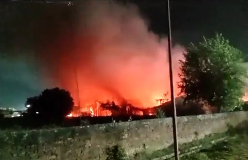 Greater Noida fire news: टेंट के गोदाम में लगी आग, लाखों का सामान जलकर हो गया खाक