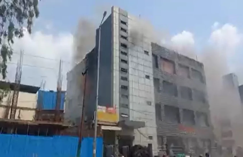 Noida fire news: नोएडा में एक इलेक्ट्रॉनिक शॉप में लगी आग, युवक बेहोश