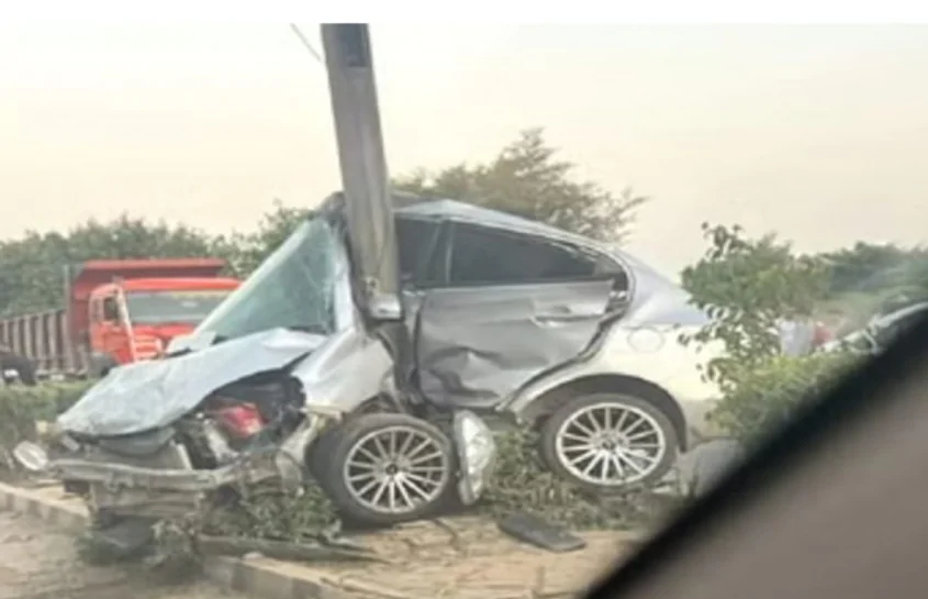 Delhi road accident: नाबालिग की कार खंभे से टकराई, ऐसे हुआ खतरनाक हादसा