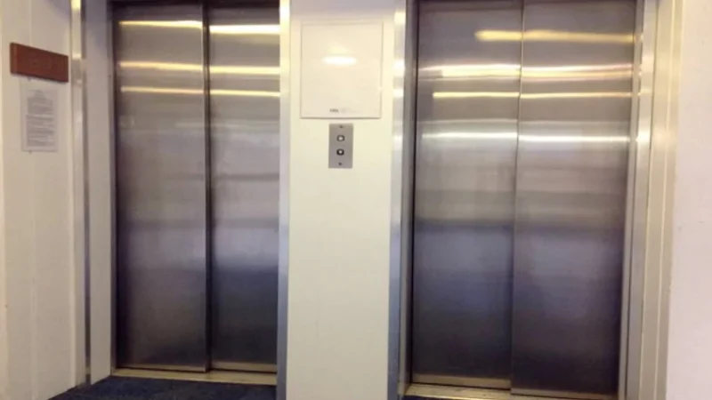 Ghaziabad lift accident: इस सोसायटी की लिफ्ट में फंसी भाजपा पार्षद की पत्नी, गार्डों की मदद से निकाला बाहर