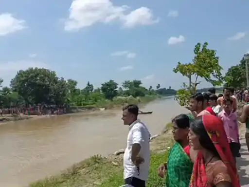 Boat accident: नदी में पलटी स्कूली बच्चों से भरी नाव, इलाके में मचा हड़कंप