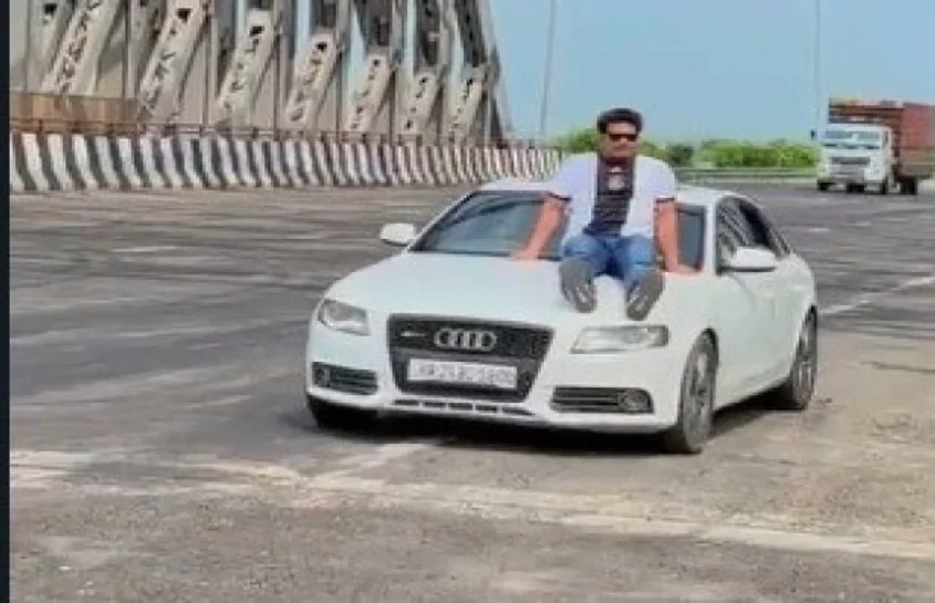 Social Media Viral Video: स्टंटबाजी का वीडियो वायरल, कार के बोनट पर बैठ लड़के ने किया स्टंट