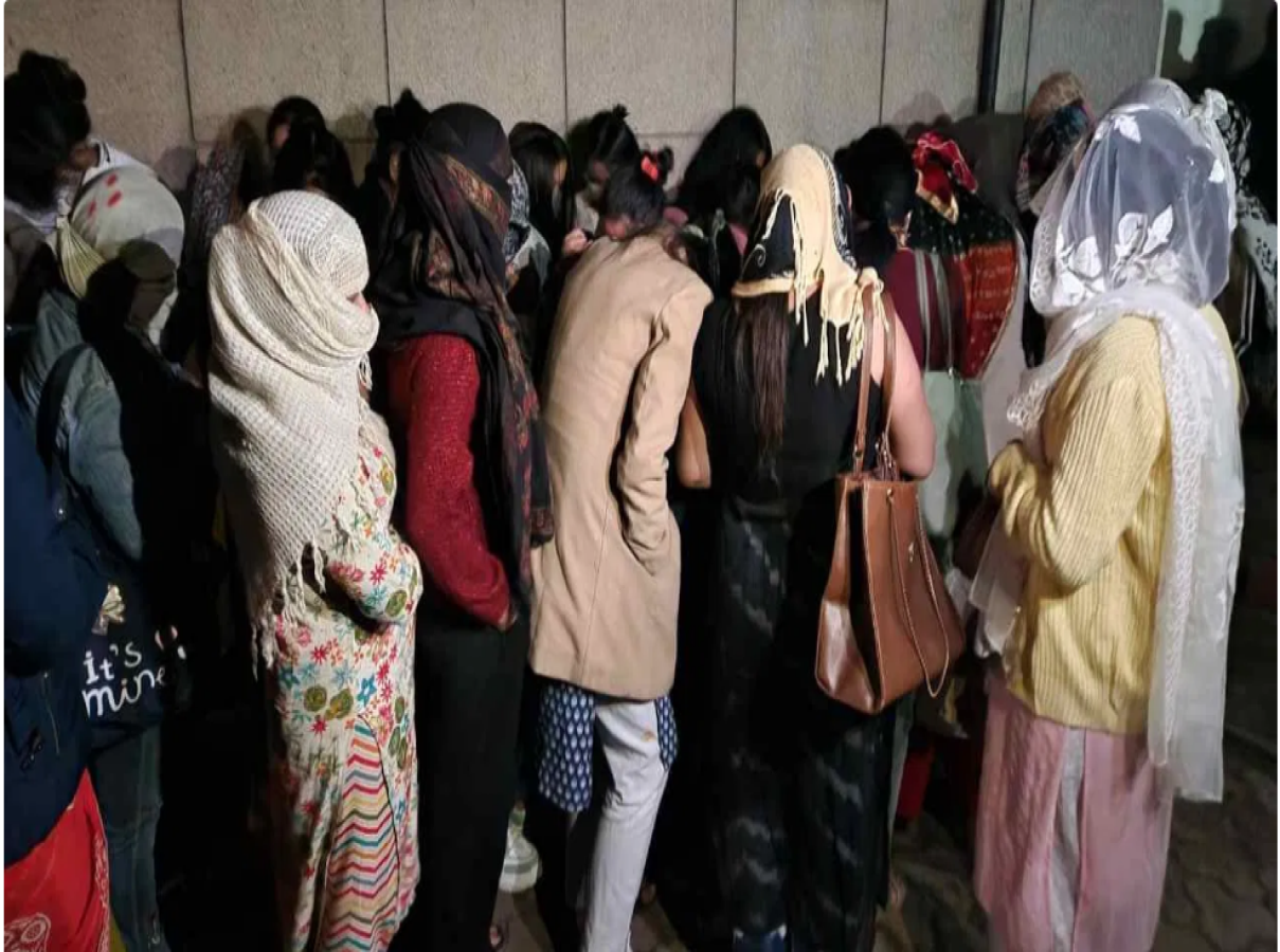 Ghaziabad (UP): मॉल में सेक्स रैकेट का भंडाफोड़, पुलिस ने फिल्मी स्टाइल में मारी रेड, 44 लड़कियां और 21 लड़के अरेस्ट
