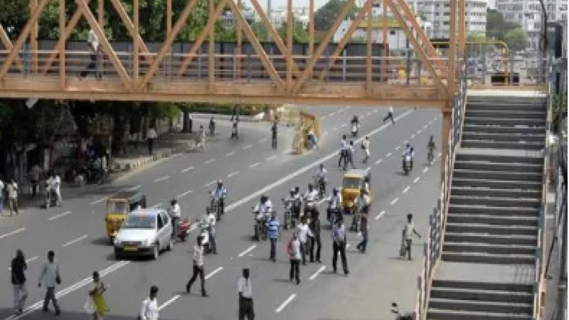 Foot Over Bridge: ग्रेटर नोएडा वेस्ट में पहला फुट ओवर ब्रिज बनकर तैयार, इस दिन होगा उद्घाटन