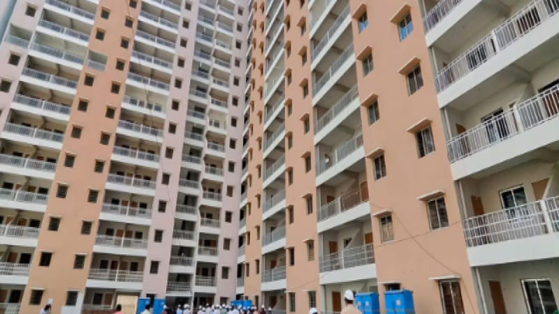 Noida News:  बिल्डर के फेल होने पर प्राधिकरण को तय समय में काम पूरा कराना होगा