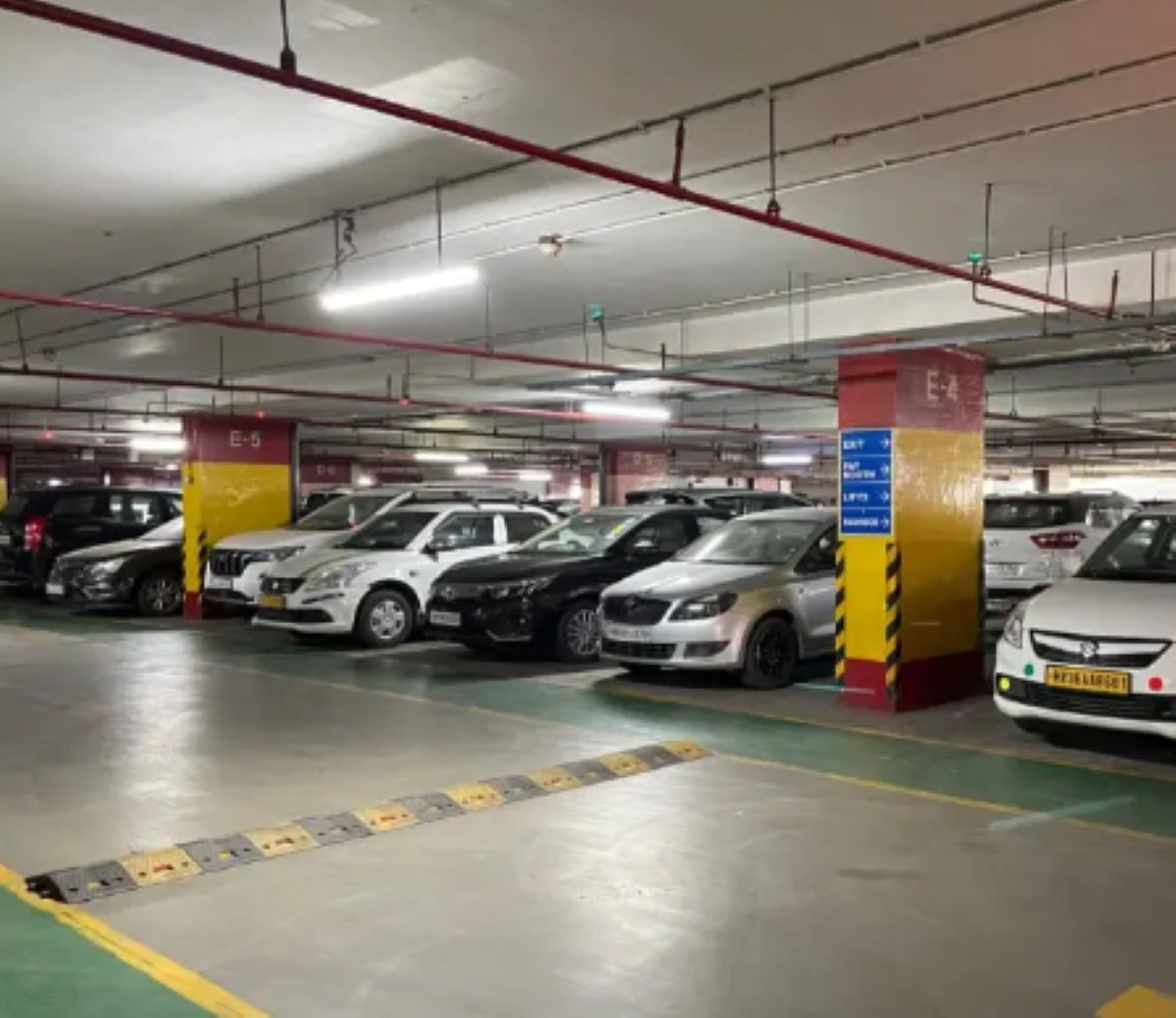 Noida News: नोएडा में अब इन जगहों पर पार्किंग शुल्क लागू, अथॉरिटी ने लिया बड़ा फैसला