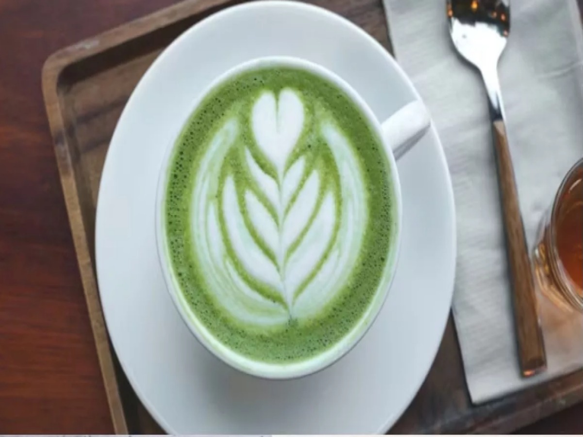 Lifestyle, Green Coffee Benefits: ग्रीन कॉफी पीने से स्किन बनेगी ग्लोइंग, कोलेस्ट्रॉल भी होगा कम
