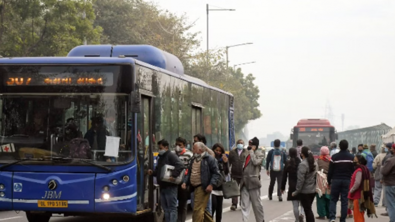 Delhi News: अब दिल्ली की डीटीसी बसों में व्हाट्सएप से होगी टिकट बुकिंग, परिवहन विभाग ने लिया बड़ा फैसला..