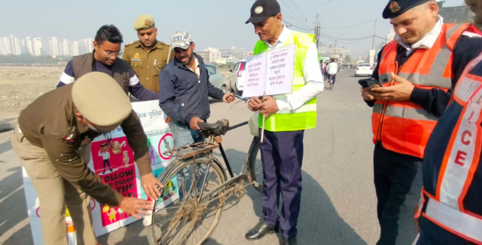 Gautam Buddha  Nagar News: 7X वेलफेयर टीम और ट्रैफिक पुलिस ने ट्रैफिक नियमों के पालन के लिए चलाया जागरूकता अभियान