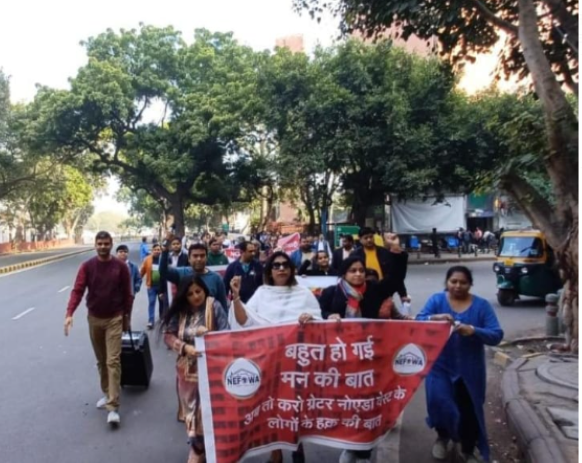Greater Noida News: ग्रेनो वेस्ट के लोगों ने मेट्रो की गारंटी को लेकर  सरकार के खिलाफ दिल्ली के जंतर मंतर पर किया प्रदर्शन