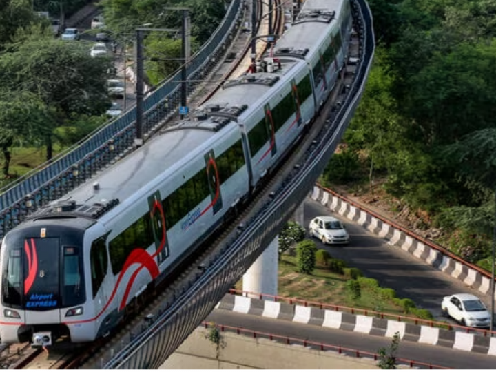Noida Metro Timing: इस वजह से बदली मेट्रो की टामइींग, खबर पढ़ कर ही निकले सफर पर