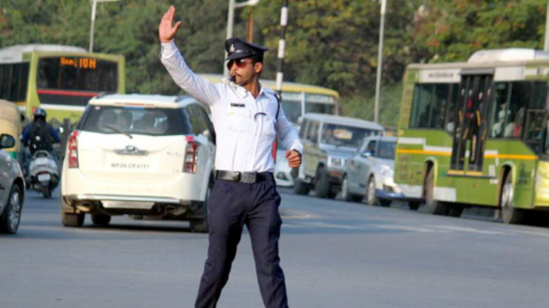 Noida News: ट्रैफिक नियमों में लापरवाही बरतने वाले हो जाएं सावधान, अब चालान के साथ FIR भी होगी दर्ज