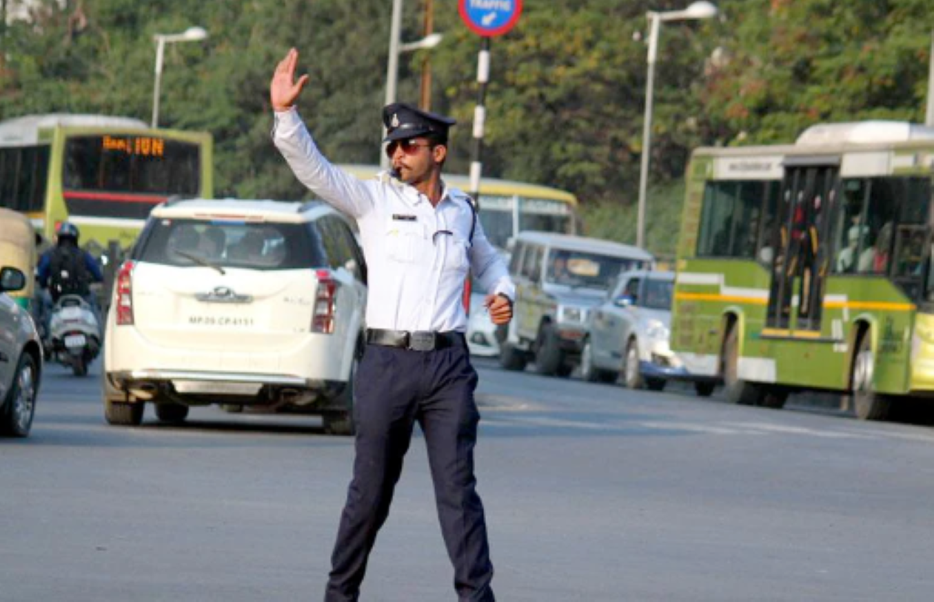Noida News: ट्रैफिक नियमों में लापरवाही बरतने वाले हो जाएं सावधान, अब चालान के साथ FIR भी होगी दर्ज