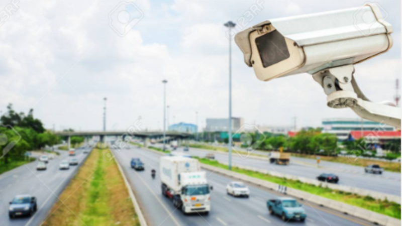 Noida News: अब एलिवेटेड रोड पर लगेंगे CCTV कैमरे, ट्रैफिक नियमों को तोड़ने पर होगी कड़ी कार्रवाई