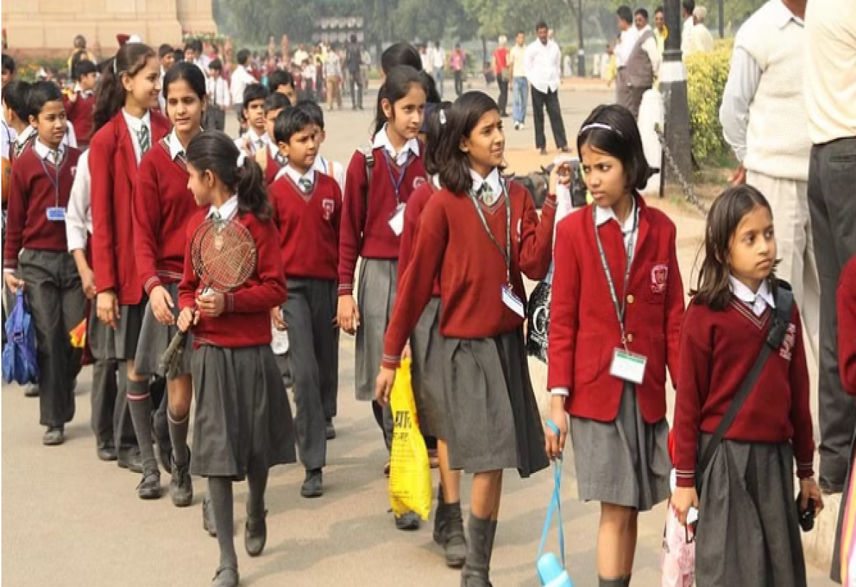 Noida News: सर्दी की वजह से बढ़ाई गईं छुट्टियां, अब इस दिन खुलेंगे स्कूल