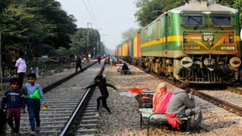 Delhi News: रेलवे ट्रैक पर चल रहा मौत का खेल, रोजाना करीब पांच लोगों की जा रही जान….
