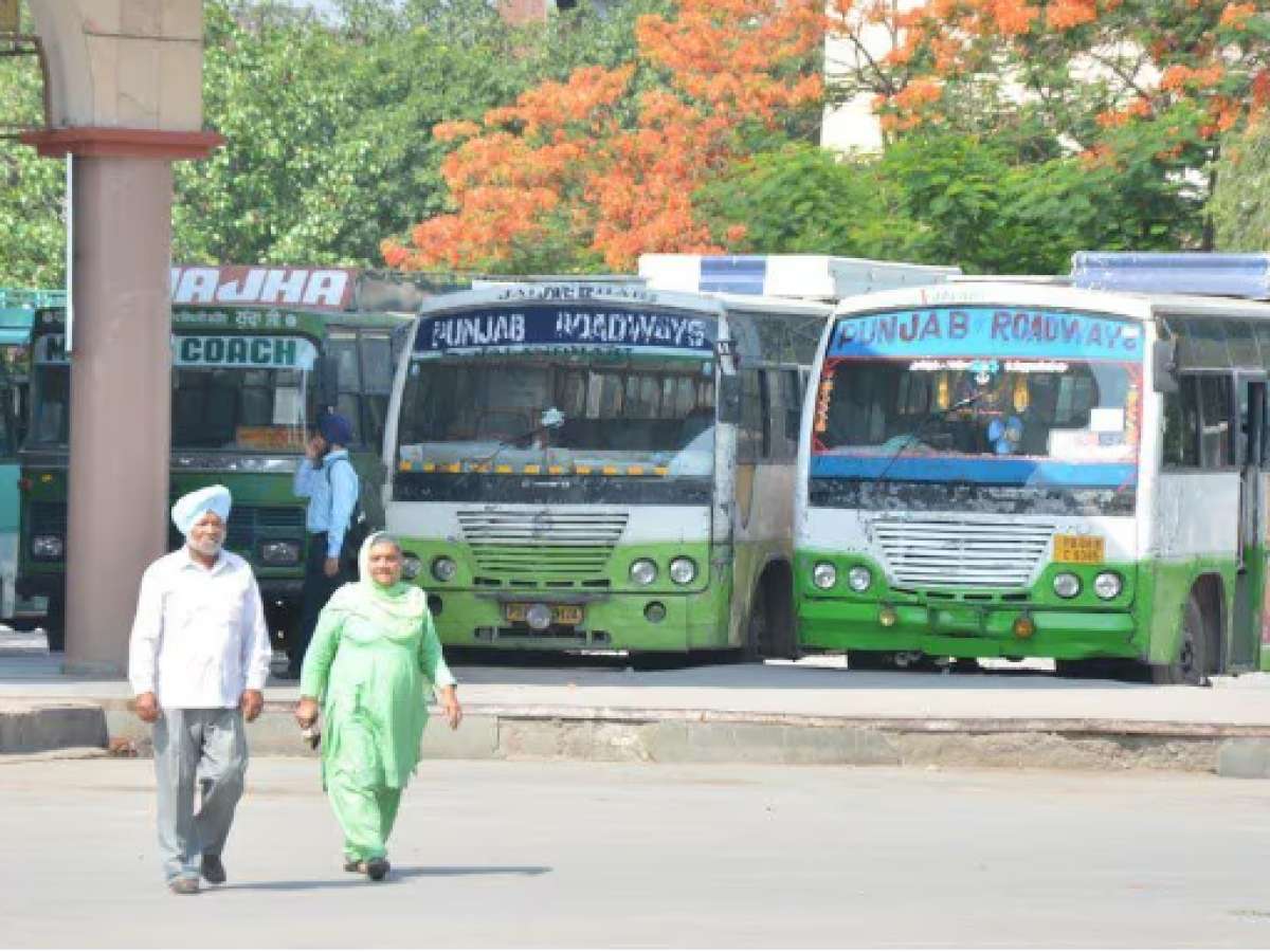 Greater Noida News: ड्राइवरों की हड़ताल से यात्रियों को हो रही परेशानी, नहीं मिल रही हैं बसें
