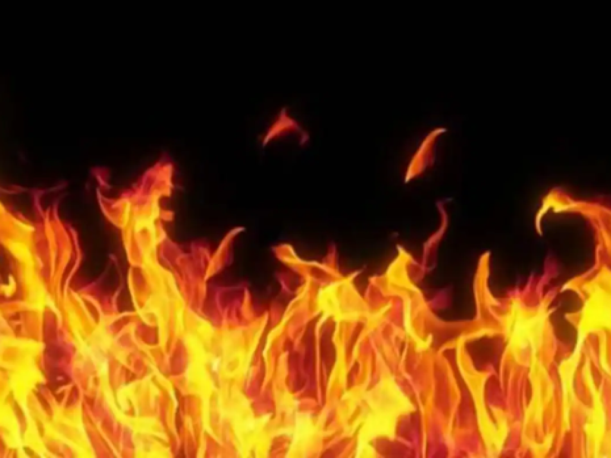 UP News: अपार्टमेंट में लगी आग.. मची अफरा तफरी