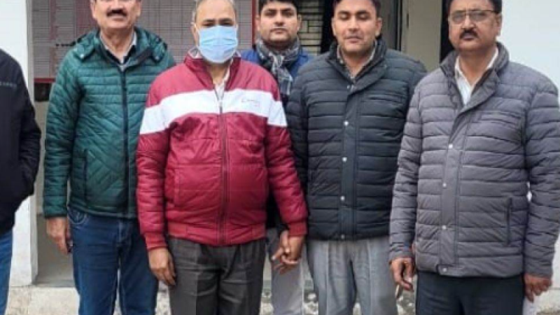 Greater Noida News: रिश्वत लेते पकड़ा गया हेड क्लर्क… नोएडा में इस तरह विजिलेंस टीम के एक्शन से पकड़ में आया