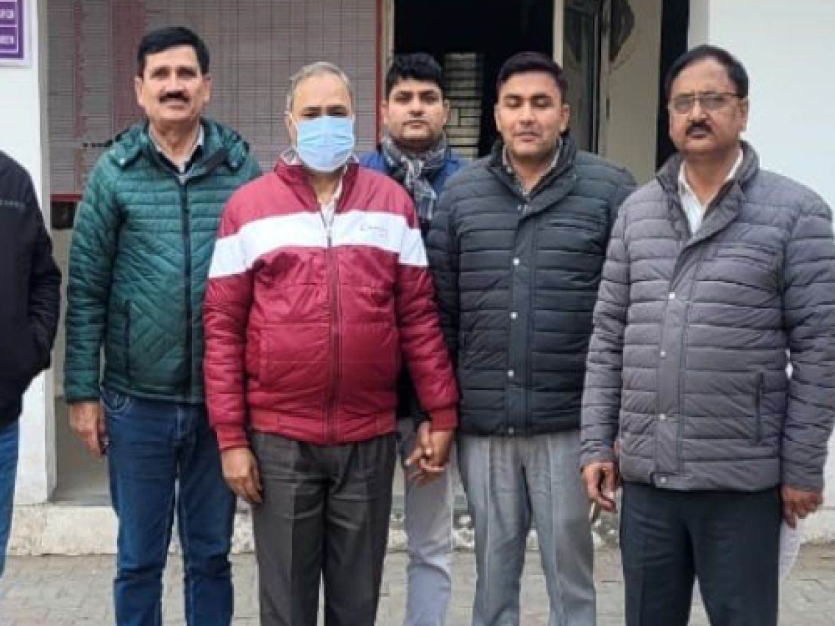 Greater Noida News: रिश्वत लेते पकड़ा गया हेड क्लर्क… नोएडा में इस तरह विजिलेंस टीम के एक्शन से पकड़ में आया