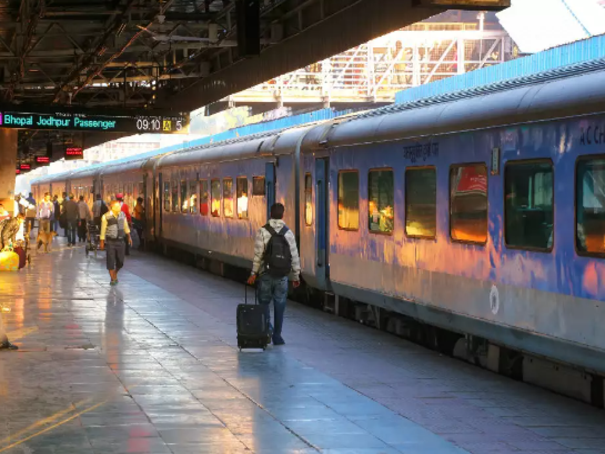 Indian Railways: ट्रेनों में लगेंगे 5.16 लाख सीसीटीवी कैमरे, लोकोमोटिव होंगे सीवीआरएस कैमरों से लैस