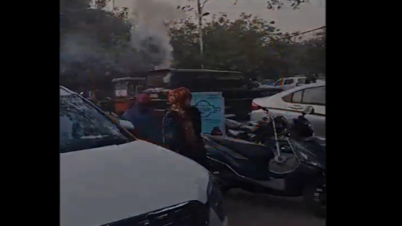 Noida News: सांसद प्रतिनिधि को बीच रोड पर आतिशबाजी करना पड़ा भारी, गाड़ी हुई सीज