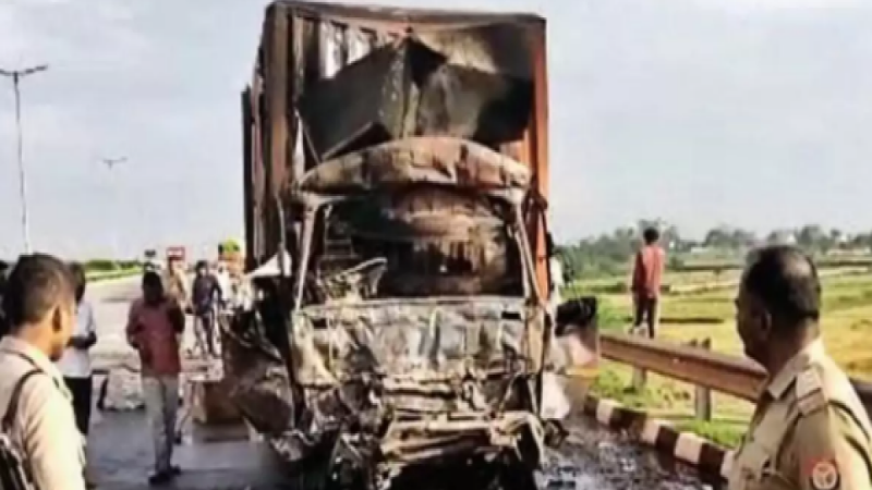Greater Noida News: घने कोहरे के कारण ईस्टर्न पेरिफेरल हाईवे पर बड़ा हादसा, आपस में टकराए 5 ट्रक