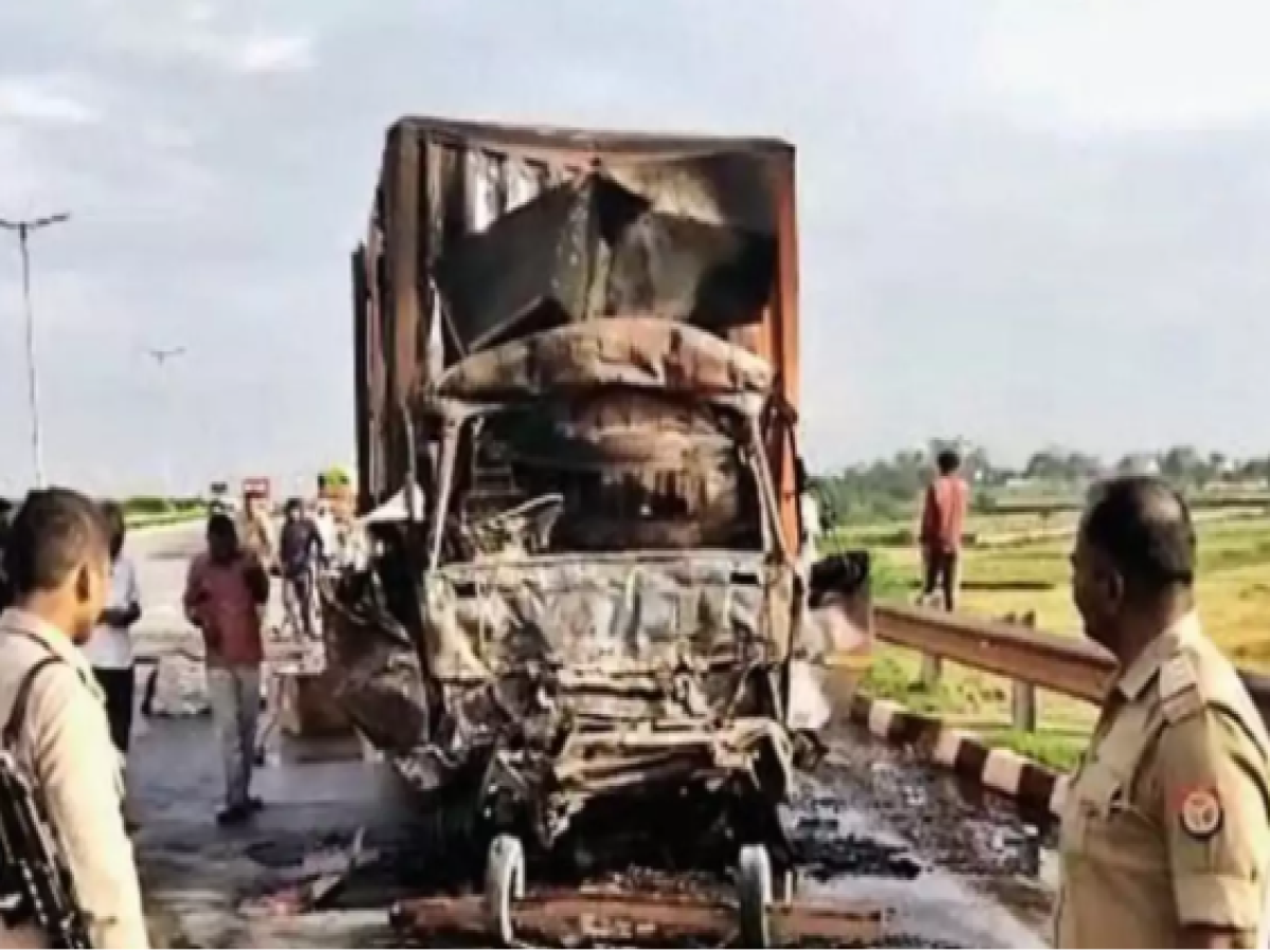 Greater Noida News: घने कोहरे के कारण ईस्टर्न पेरिफेरल हाईवे पर बड़ा हादसा, आपस में टकराए 5 ट्रक