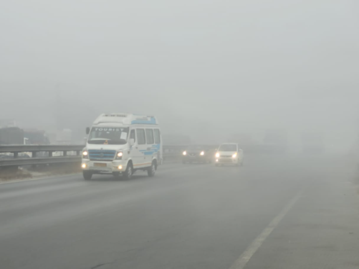 Noida News: एक्सप्रेस वे पर ठंड और कोहरे के कारण दृश्यता शून्य, ड्राइविंग में हो रही दिक्कत
