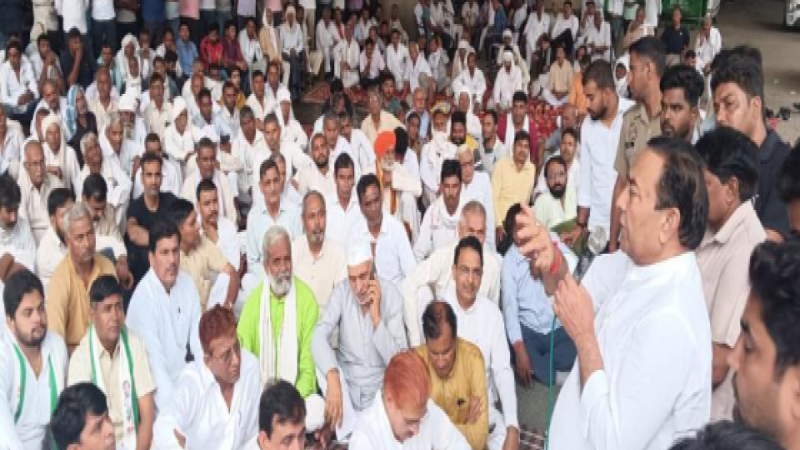 Noida News: किसानों ने डीएम ऑफिस पर किया धरना प्रदर्शन,  तीन घंटे तक लगाया जाम