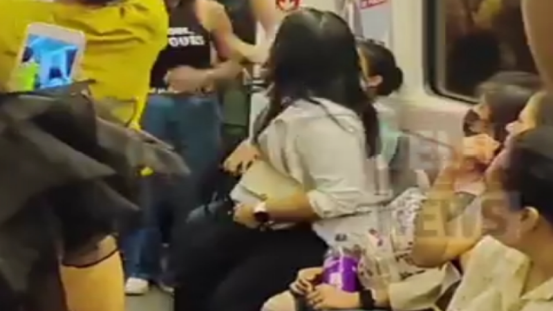 Delhi Metro Women Fight: दिल्ली मेट्रो में सीट के पीछे भिड़ी दो महिलाएं, एक-दूसरे पर बरसाए थप्पड़