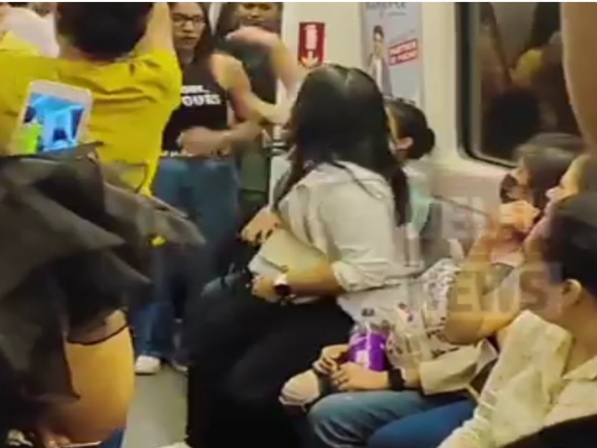 Delhi Metro Women Fight: दिल्ली मेट्रो में सीट के पीछे भिड़ी दो महिलाएं, एक-दूसरे पर बरसाए थप्पड़
