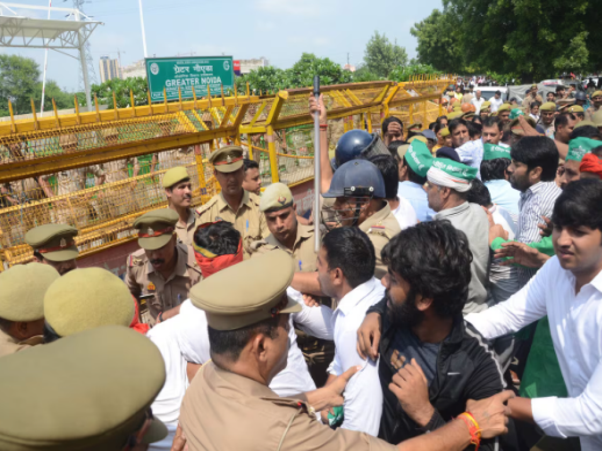 Noida News: प्राधिकरण और एनटीपीसी पर किसानों ने प्रदर्शन के दौरान घड़े फोड़े