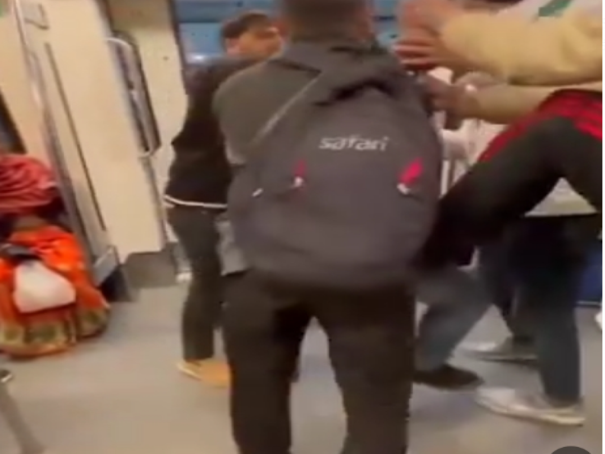 Delhi Metro News: आर्मी जवान की पर्स चुराते हुए पकड़ा गया चोर, वीडियो वायरल