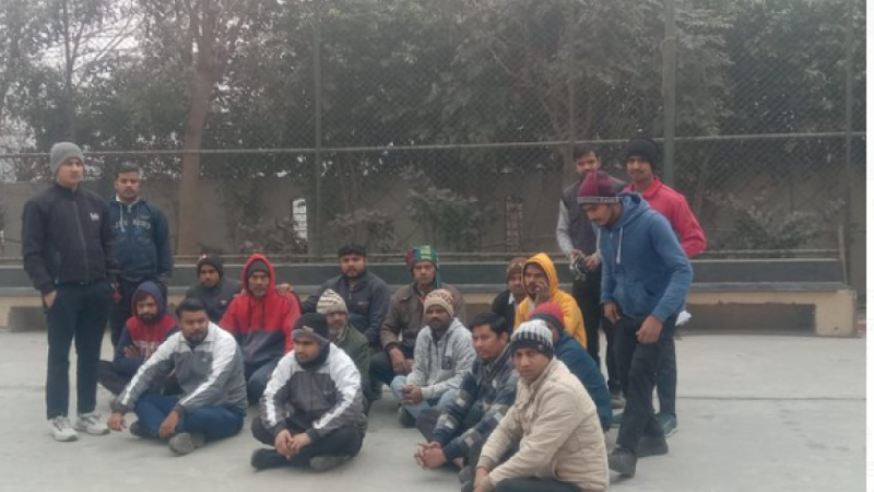 Greater Noida West News: इस सोसाइटी में कर्मचारियों ने की हड़ताल, कई महीने से नही मिला है वेतन