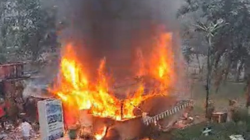 Greater Noida West News: इस सोसाइटी के फूड स्टॉल में लगी भीषण आग, मची अफरातफरी