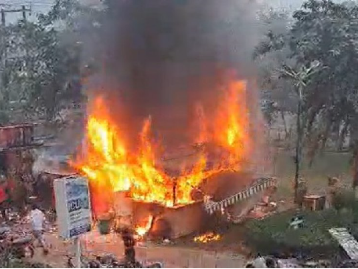 Greater Noida West News: इस सोसाइटी के फूड स्टॉल में लगी भीषण आग, मची अफरातफरी