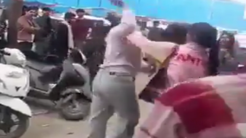 Students Fight In Greater Noida: यूनिवर्सिटी के बाहर दो गुटों में जमकर हुई मारपीट, एक-दूसरे के खींचे बाल, वीडियो वायरल