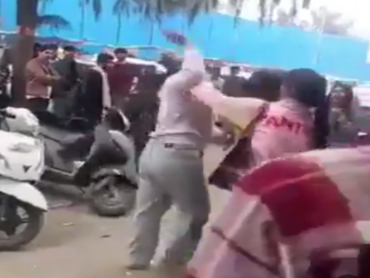 Students Fight In Greater Noida: यूनिवर्सिटी के बाहर दो गुटों में जमकर हुई मारपीट, एक-दूसरे के खींचे बाल, वीडियो वायरल