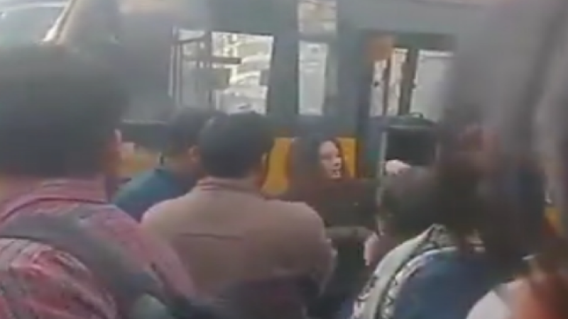 Ghaziabad News: महिला ने रोड पर किया हाईवोल्टेज ड्रामा, वीडियो वायरल