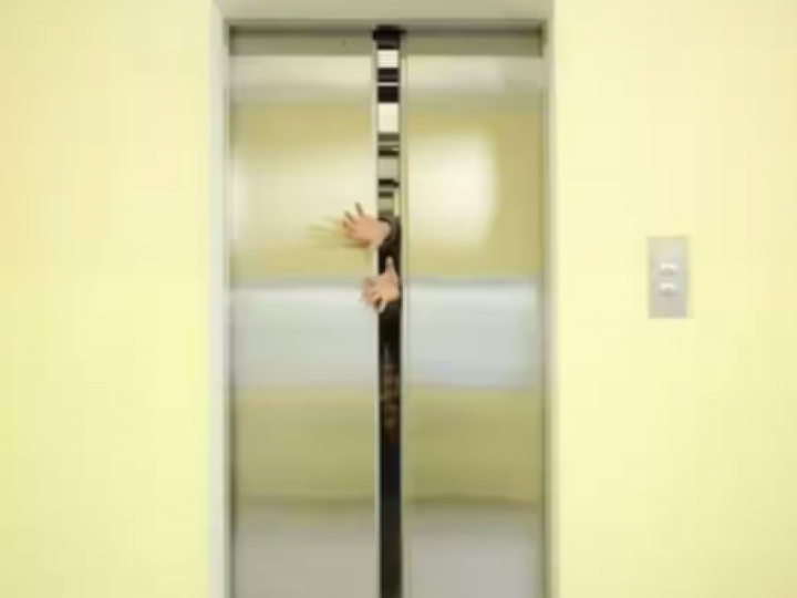 Lift Accident News: लिफ्ट में फंसा युवक, आधे घंटे तक मदद के लिए चीखता रहा…