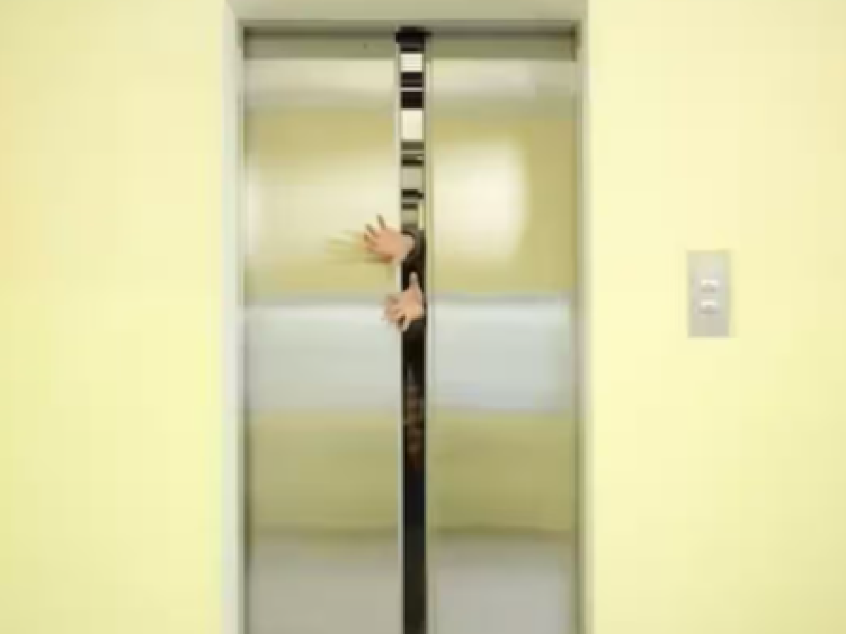 Lift Accident: सोसाइटी में फिर अटकी लिफ्ट, मुश्किल से बची महिला की जान