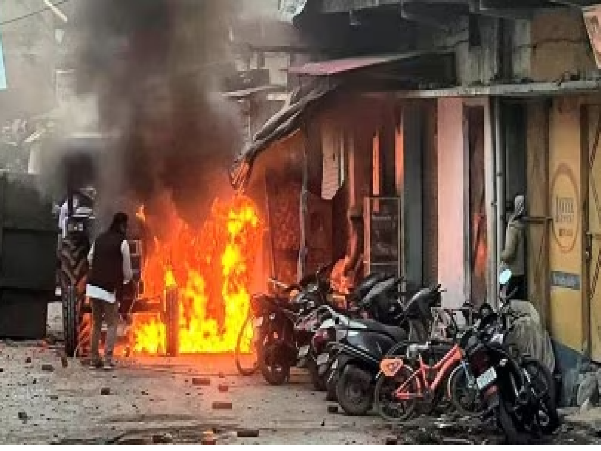 Haldwani Violence: मदरसे पर चला बुलडोजर तो भड़क उठे दंगाई, थाने पर किया हमला…फूंक दी सैकड़ों गाड़ियां