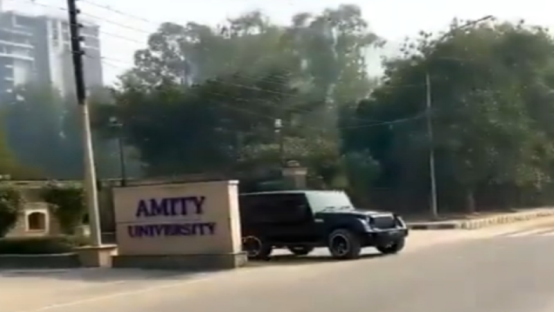Amity University Video: एमिटी यूनिवर्सिटी के गेट पर स्टंट करती दिखी ब्लैक थार गाड़ी, वीडियो वायरल