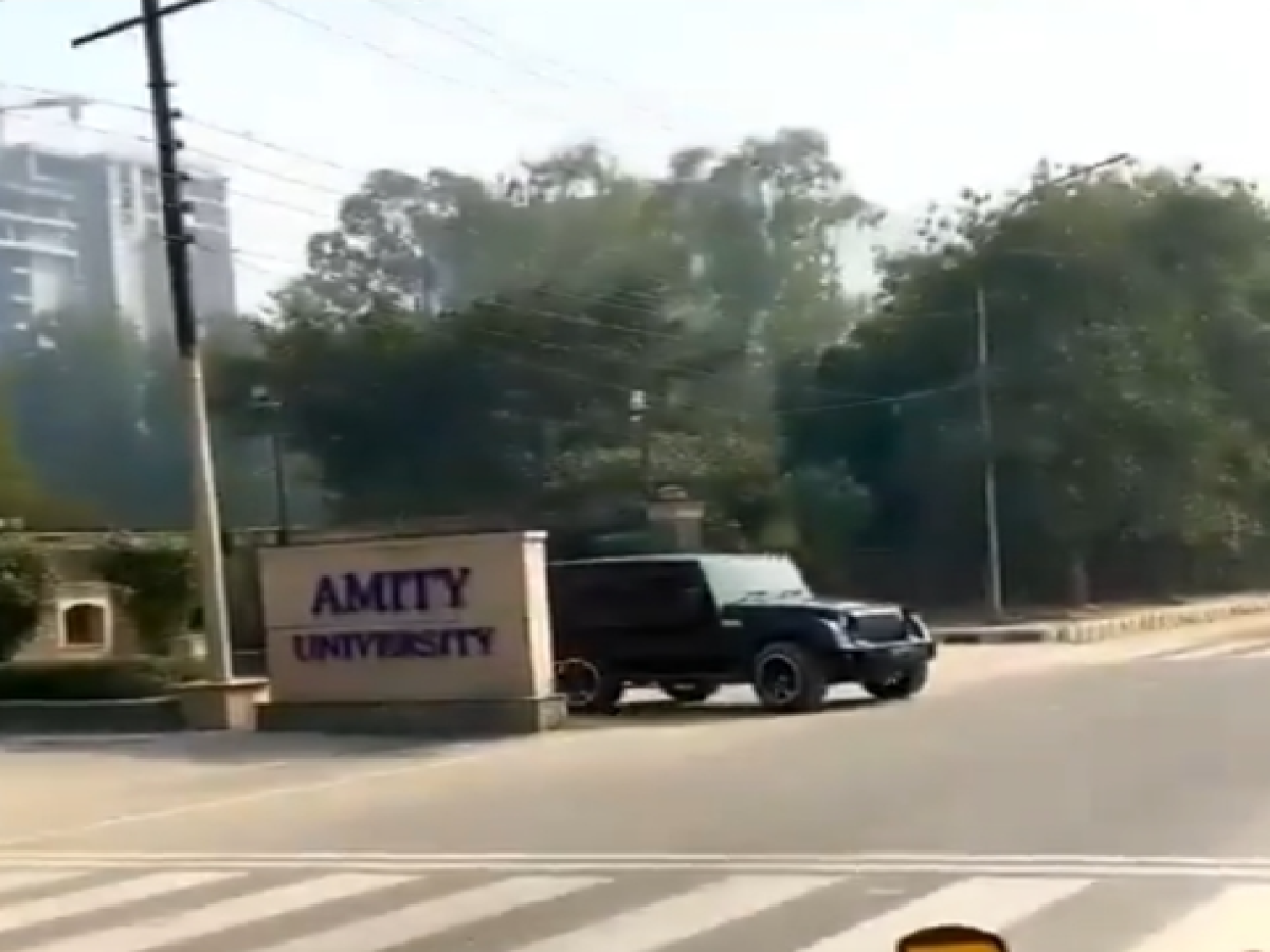 Amity University Video: एमिटी यूनिवर्सिटी के गेट पर स्टंट करती दिखी ब्लैक थार गाड़ी, वीडियो वायरल