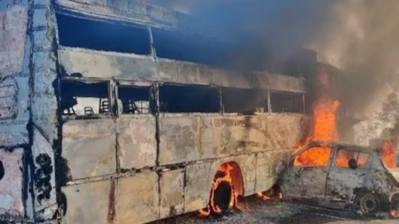 Yamuna Expressway: यमुना एक्सप्रेस-वे पर दर्दनाक हादसा, इतने लोगों की जिंदा जलकर हुई मौत…वीडियो वायरल
