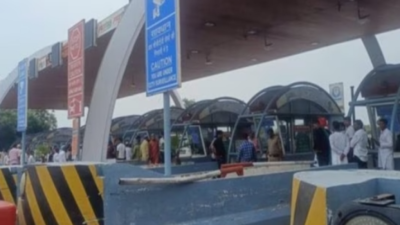 Greater Noida Toll Plaza: ग्रेटर नोएडा के टोल प्लाजा पर हुई हाथापाई, कर्मचारियों को फिल्मी स्टाइल में दौड़ा-दौड़ा कर पीटा