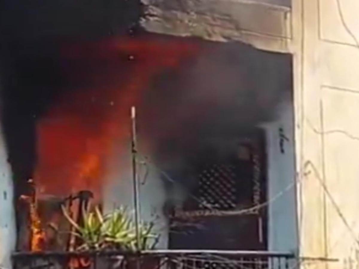 Fire Broke out in Noida:  इस सोसाइटी में लगी भीषण आग, मची अफरातफरी…यहां देखें वीडियो