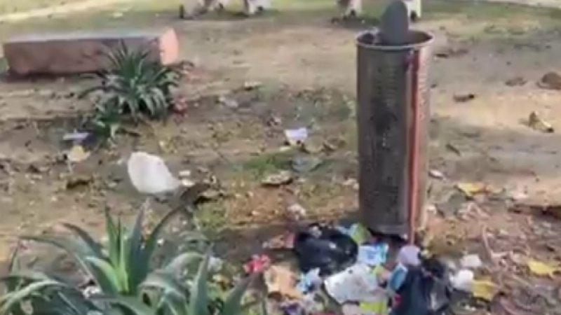 Japanee Park Video: बीटा 1 में  जापानी पार्क का गेट टूटा, आसपास लगा गंदगी का ढेर…यहां देखें वीडियो